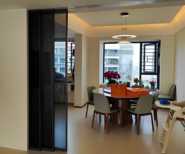 Enclosing the balcony with extra - large glass + an invisible door, my home instantly appears 20㎡ larger.
